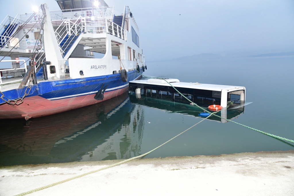 Özel Halk Otobüsü, Karakaya Baraj Göleti'ne Düştü
