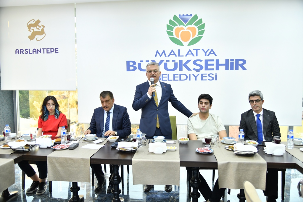 Vali Ersin Yazıcı, İlimizde 2023 YKS Sınavında Dereceye Giren Öğrencilerle Bir Araya Geldi