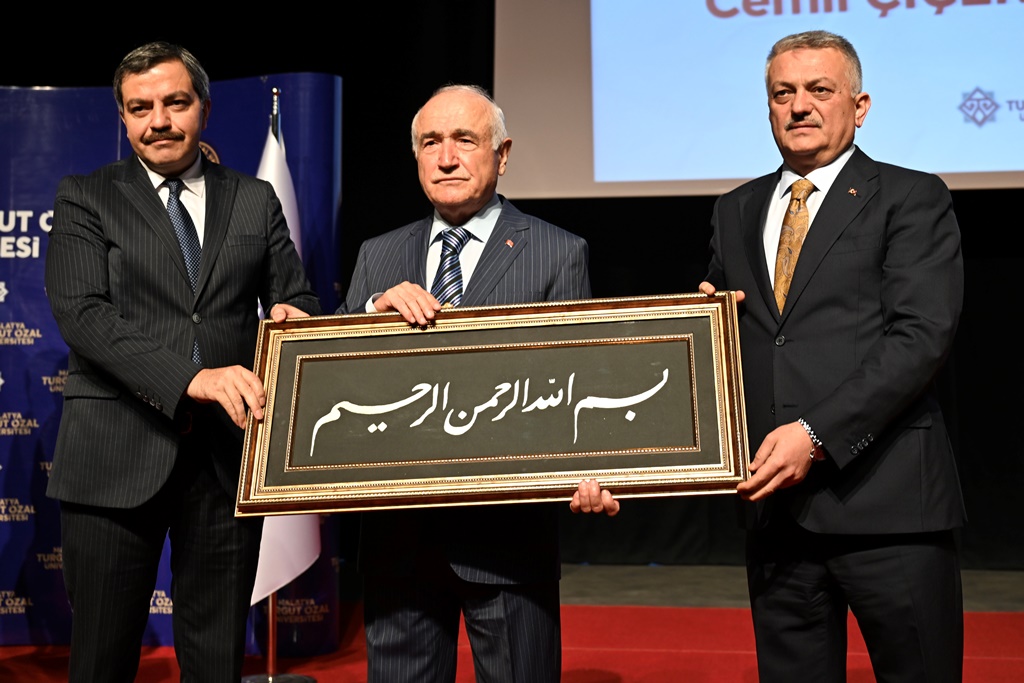 Vali Ersin Yazıcı Turgut Özallı Yıllar Konulu Konferansa Katıldı