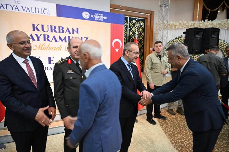  Vali Yavuz, Kurban Bayramında Vatandaşlarla Bir Araya Geldikten Sonra Kurumları Ziyaret Etti 